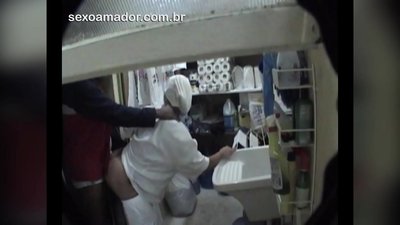Мотобой бо зани фаррош дар тарабхона дар байни таҳвил алоқаи ҷинсӣ мекунад