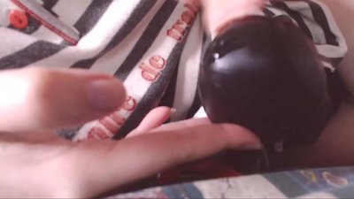 Андешидани ин хурӯси сиёҳ калон дар даҳони худ ғуломи хурд
