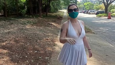 Бараҳнагии оммавӣ: духтаре аз Русия кӯшиш мекунад, ки дар кӯчаҳои Рио-де-Жанейро либосҳояшро кашад. Вай қариб дастгир шуд.