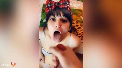 Духтараки мактаби миёна аз як ҳамсинфаш дар даҳони худ аввалин кончаҳои худро мегирад