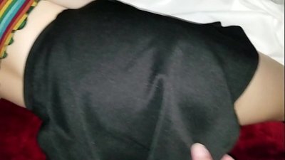Хоҳари бокира мактабхони хобида хари танги худро бо ангуштони худ мегирад