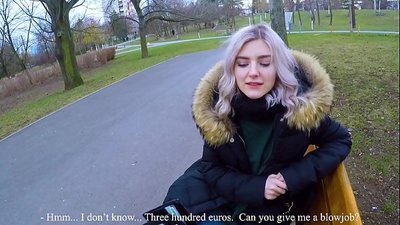 Кончаҳои гарми бегонаро барои пул фурӯ мебарад - минет дар парк аз ҷониби Ева Элфи